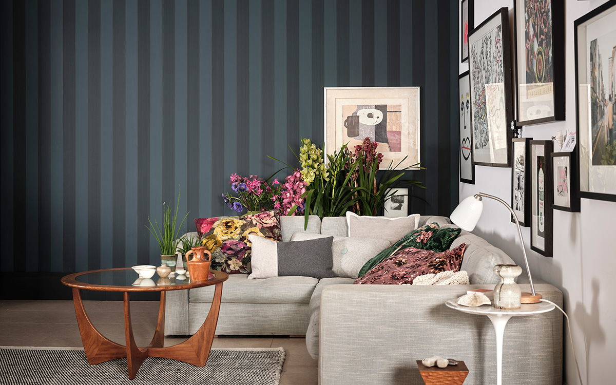 Sophisticated Plain Stripe Wallpaper in the Living Room by Farrow & Ball!